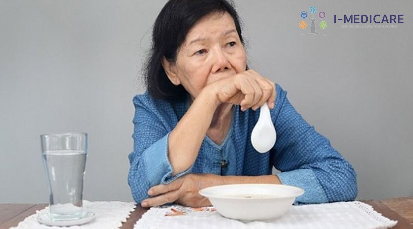 Mẹ tôi 65 tuổi răng lung lay, ăn nhai khó khăn thì nên làm gì