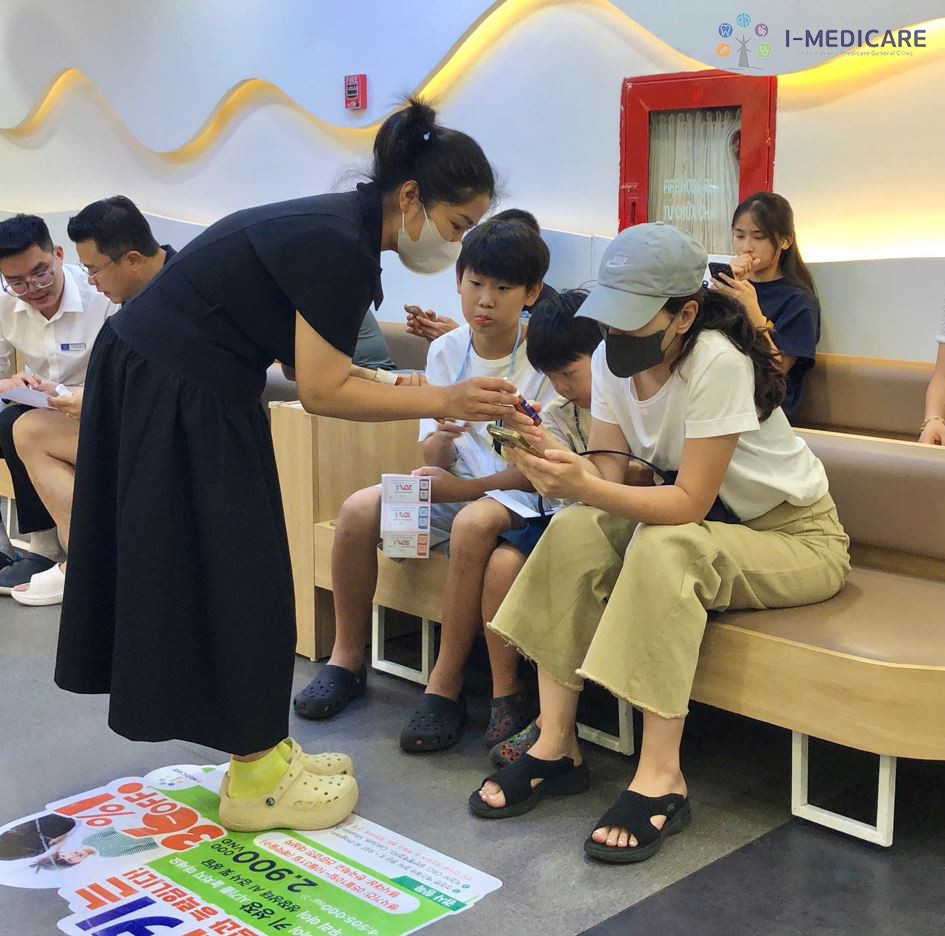 하노이 한국학교 학부모·학생 대상 건강검진 및 특별 선물 증정 이벤트 현장